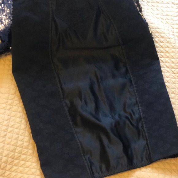 Dolce and Gabbana lingerie style pencil skirt - Picture 4 of 9